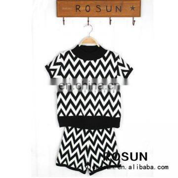 Black and white wave type knitted patterns sweater with slim pants designs for ladies
