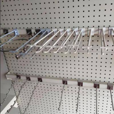 Prateleira de supermercado usa gancho de feixe de linha dupla