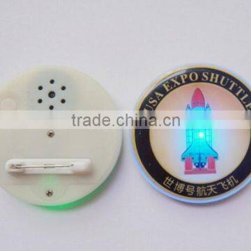 2016 Promotion Gifts Customized logo pin badge voice activate sound control flashing badge