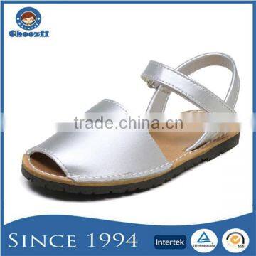 Summer Fashionable Shiny Silver Patent Girls Flat Sandals with Buckle Strap