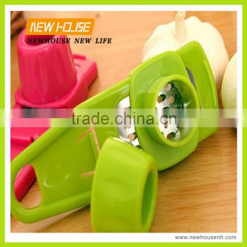 Hot Selling Kitchen Tool Plastic Garlic Mincer/Crusher/Press