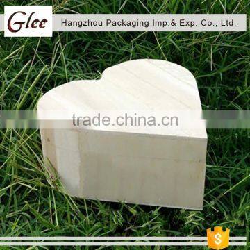 Lovely finish pure heart-shaped wooden box