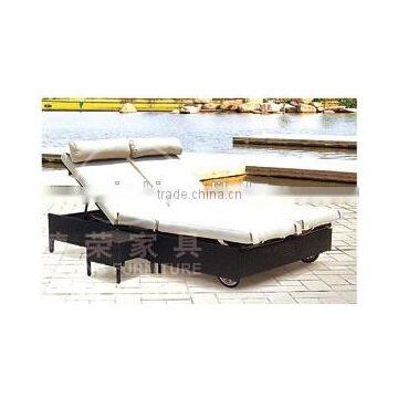 Good design Double seat PE rattan beach sun bed with tea table,Rattan/wicker outdoor furniture