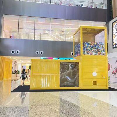 Outdoor large-scale combined gashapon machine – a shopping mall promotion gift redemption machine and interactive device.