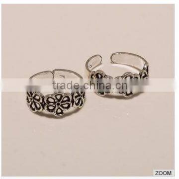 T0005-925 SOLID STERLING SILVER PLAIN DESIGNER THREE FLOWER DESIGN TOERING 2.81