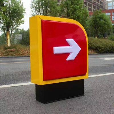 Posto de gasolina SINOPEC com painel de entrada/saída iluminado em painel de acrílico, seta direcional e placa publicitária formada por vácuo