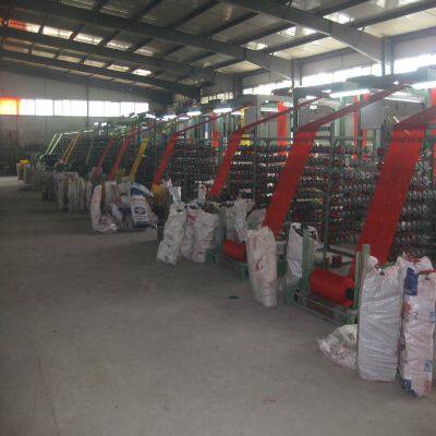 Aufgebot von Zwiebeln in leuchtend roter Verpackung, röhrenförmige Plastik-PP-Netzkartoffeltaschen photo-4