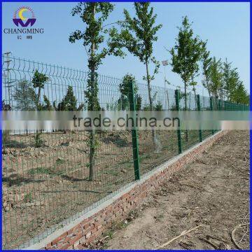 Factory Curvy Welded Triangular Bending Wire Mesh Fence for Gym photo-2