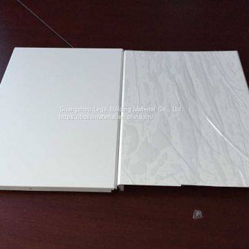 Рекламная щитная потолок из алюминия с накладными пластинами