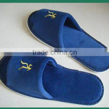 blue hotel disposable cheap slipper with gold logo