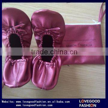 Lady folding shoes with pouch