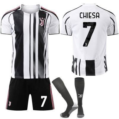 Оптовая продажа от завода футбольных костюмов Juventus домашнего стиля сезона 2025 - 2026. Номер 7 Chiesa, номер 9 Horvath, черно-белые, номер 7 Ronaldo. Детский футболочный костюм с короткими рукавами.