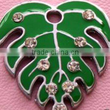 The unique shape of the tree pendant With many diamonds pendant Colour of green pendant