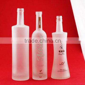 Wholesale 700l glass liquor bottles engarved bottles cork hennessyless glass bottles