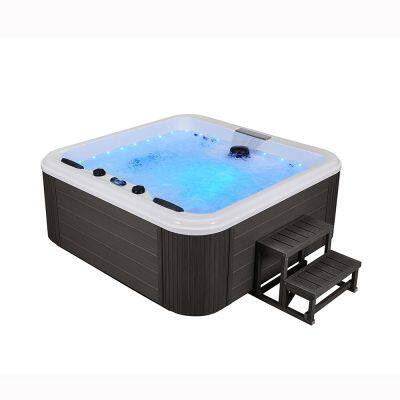 Азербайджан. Ванна с гидромассажем для улучшения ванной комнаты. Постоянное температурное нагревание обеспечивает комфортный опыт купания круглый год.