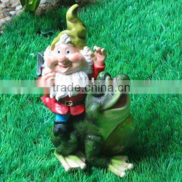 Resin gnome and frog solar energy light