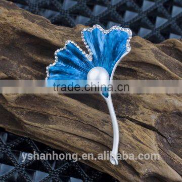 Fashion Natural Pearl Gold-plated Ginkgo Biloba Brooch photo-3