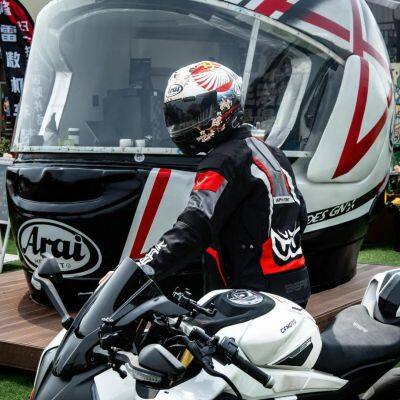 The Large-scale Outdoor Stainless Steel Artistic Motorcycle Helmet and Coffee House Sculpture Are Handcrafted Using Electroplating Technology. photo-2