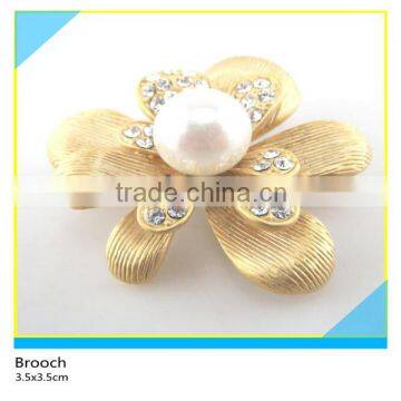 Gold Metal Base Flower Design Pearl Brooch Diamond Brooch 3.5x3.5cm