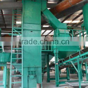 Compound fertilizer bucket elevator