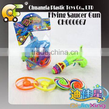 2015 China plastic toys promotional gift flying saucer gun toys for kid