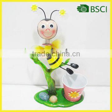 Metal Flying Garden Bee With Flower Pot