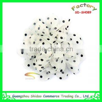 Black wave point white chiffon flower brooch