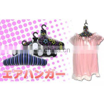 Inflatable cloth hanger for promotional gifts