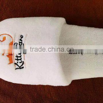 cheap high quality hotel slipper with embroideried customized logo/velour bathroom slipper