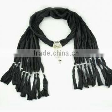 Black Elegant Jewelry Scarf With Heart Pendant