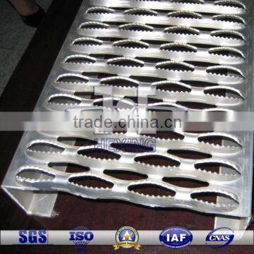 The crocodile mouth shape perforated metal walkway the best choice for machinery pedal