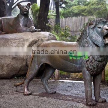 Bronze animal zoo put fierce lion sculpture