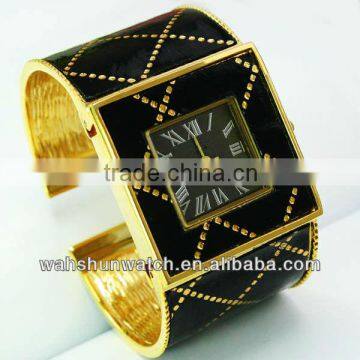 shining golden color wristhand women watch