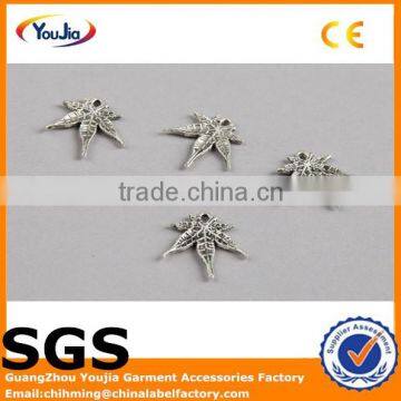 Custom Zinc alloy garment bag maple leaf metal logo label maker