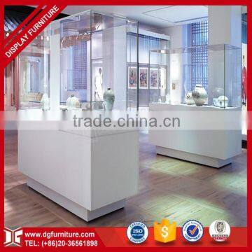 New Style Glass Material Display Museum Display Stand for Sale