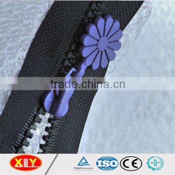 High Quality Ykk Color Custom Flower Puller Plastic Zipper photo-2
