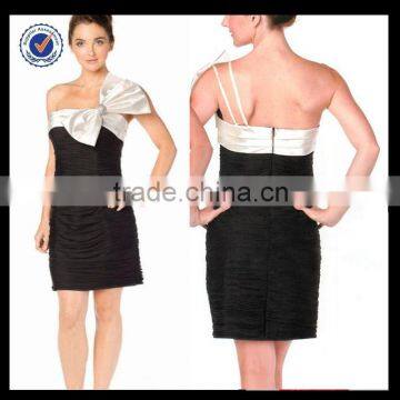 C0073 One-shoulder Tight Fitted Big Bow Short Plus Size Black And White Cocktail Dress