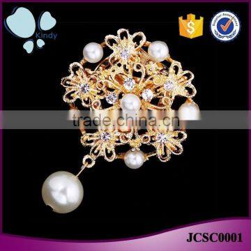 Fancy jewelry gold plated zinc alloy pearl rhinestone jewelled brooch scarf clip