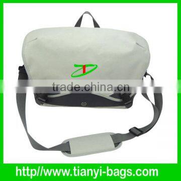 new style white messenger bag for teenager