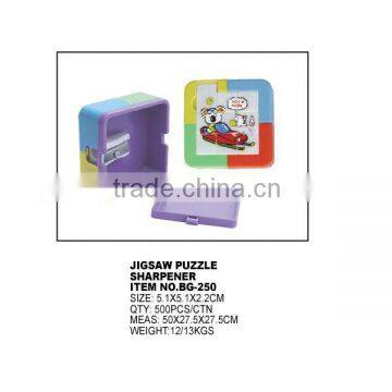 PLASTIC JIGSAW PUZZLE PENCIL SHARPENER