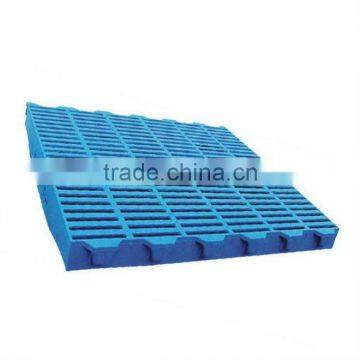 Plastic slat for pig