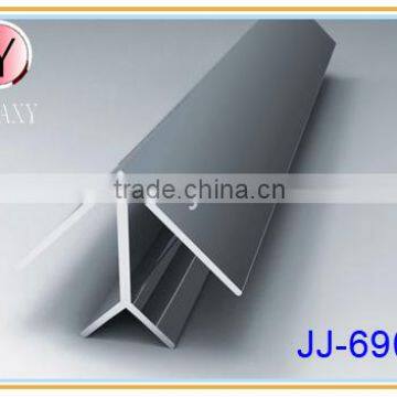 Extruded aluminium corner angle