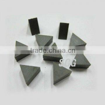 Triangular scrap ferrite magnet