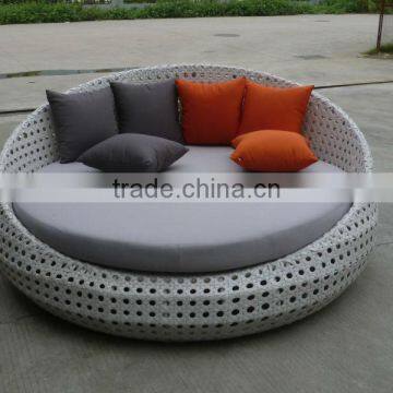 Декор для сада из плетеного виноградника: круглый лежак для отдыха в открытом воздухе photo-5