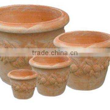 Clay terracotta pots with the beautiful style for your dreaming garden