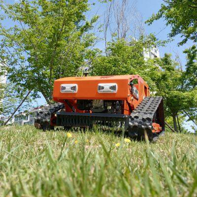 Robot tondeuse à contrôle à distance avec une vitesse de déplacement en essence de 4 km/h et une hauteur de tonte réglable
