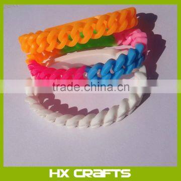 Fashion hot selling bracelet promotional cheap colourful silicone charm bracelet twist bands