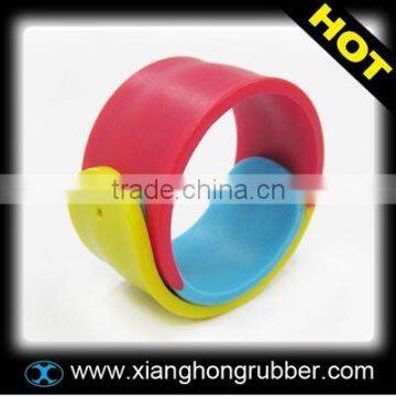 2013 top fashion silicone slap bracelet with mix colors