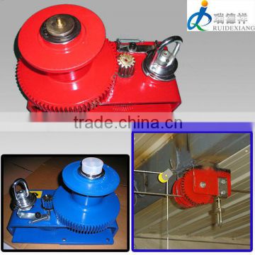 Manual winch for poultry