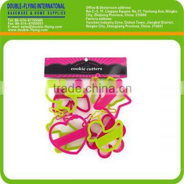 Plastic Hanging Cookie Cutter Set and Cookie Mould